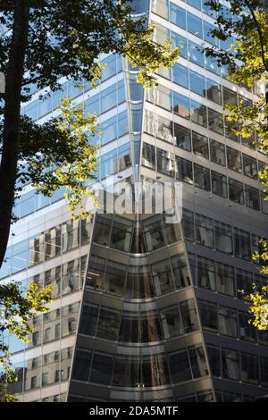 7 der Bryant Park ist ein Büroturm der Trophäenklasse, der sich an der Ecke von Bryant Park und Avenue of the Americas in Midtown Manhattan, NYC, USA, befindet Stockfoto