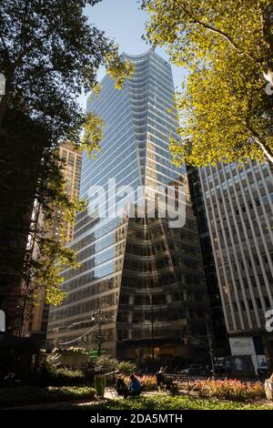 7 der Bryant Park ist ein Büroturm der Trophäenklasse, der sich an der Ecke von Bryant Park und Avenue of the Americas in Midtown Manhattan, NYC, USA, befindet Stockfoto