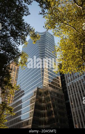 7 der Bryant Park ist ein Büroturm der Trophäenklasse, der sich an der Ecke von Bryant Park und Avenue of the Americas in Midtown Manhattan, NYC, USA, befindet Stockfoto