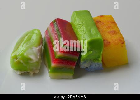 Eine Auswahl an traditionellen "Nyonya Kueh" oder Peranakan (Straits Chinese) Snacks, Singapur Stockfoto