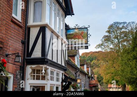 Schild mit Hirsch- und Jägerkneipe. Stockfoto