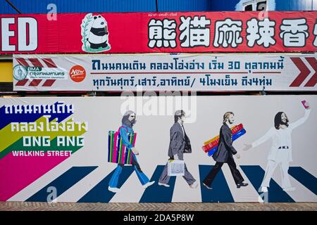 Ein Wandgemälde in der Nähe von Ong Ang Walking Street, Chinatown / Phahurat, Bangkok, Thailand, basierend auf dem legendären Abbey Road Album Cover der Beatles Stockfoto