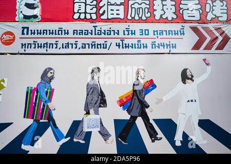 Ein Wandgemälde in der Nähe von Ong Ang Walking Street, Chinatown / Phahurat, Bangkok, Thailand, basierend auf dem legendären Abbey Road Album Cover der Beatles Stockfoto