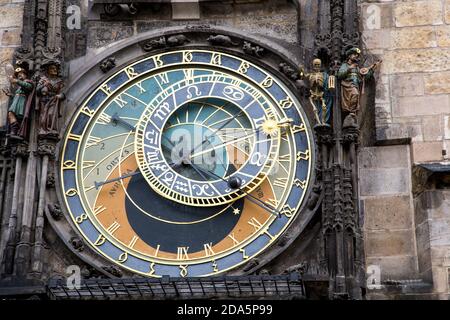 Prag, Tschechische Republik - 04. Juni 2013: Prager astronomische Uhr, eine mittelalterliche Turmuhr, die an der Südwand des Rathausturms installiert ist Stockfoto