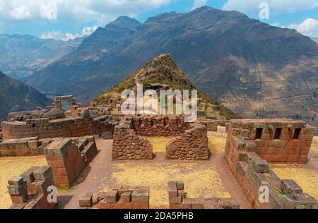 Die Inka-Ruine von Pisac mit ihrem Sonnentempel in den Anden, Cusco, Peru. Stockfoto