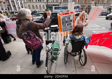 Protest zum ersten Jahrestag der "Bedroom Tax" vor dem Hyde Park, einer der teuersten Wohnheime Londons. Das Wohlfahrtsreform-Gesetz 2012, das am 1. April 2013 in Kraft trat, beinhaltete Änderungen der Wohngeld-Regeln. Diese Änderungen umfassen eine "Unterbelegung Strafe", die die Höhe der Leistung an Kläger gezahlt reduziert, wenn sie als zu viel Wohnraum in der Immobilie, die sie Anspruch Wohngeld auf haben, diese geändert wurde bekannt als die "Schlafzimmer Steuer". One Hyde Park, Knightsbridge, London, Großbritannien. April 2014 Stockfoto