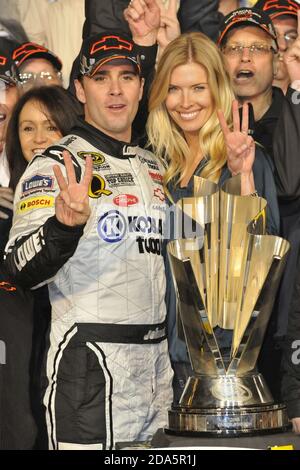 Homestead, Vereinigte Staaten Von Amerika. November 2008. HOMESTEAD, FL - NOVEMBER 16: (L-R) Jimmie Johnson, Fahrer des #48 Lowe's/Kobalt Tools Chevrolet, und seine Frau Chandra Pose auf der Bühne nach dem Gewinn der 2008 NASCAR Sprint Cup Series Championship nach dem Ford 400 auf Homestead-Miami Speedway am 16. November 2008 in Homestead, Florida Menschen: Jimmie Johnson, Chandra Johnson Kredit: Storms Media Group/Alamy Live News Stockfoto