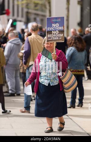 Protest zum ersten Jahrestag der "Bedroom Tax" vor dem Hyde Park, einer der teuersten Wohnheime Londons. Das Wohlfahrtsreform-Gesetz 2012, das am 1. April 2013 in Kraft trat, beinhaltete Änderungen der Wohngeld-Regeln. Diese Änderungen umfassen eine "Unterbelegung Strafe", die die Höhe der Leistung an Kläger gezahlt reduziert, wenn sie als zu viel Wohnraum in der Immobilie, die sie Anspruch Wohngeld auf haben, diese geändert wurde bekannt als die "Schlafzimmer Steuer". One Hyde Park, Knightsbridge, London, Großbritannien. April 2014 Stockfoto