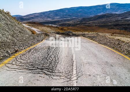 Zerstörte Asphaltstraße, Erdbebenfolgen Stockfoto