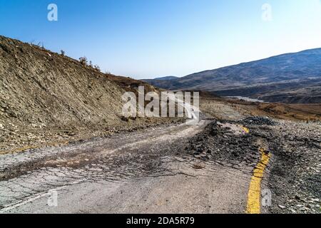 Zerstörte Asphaltstraße, Erdbebenfolgen Stockfoto