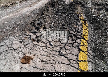 Zerstörte Asphaltstraße, Erdbebenfolgen Stockfoto