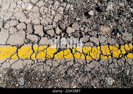 Zerstörte Asphaltstraße, Erdbebenfolgen Stockfoto