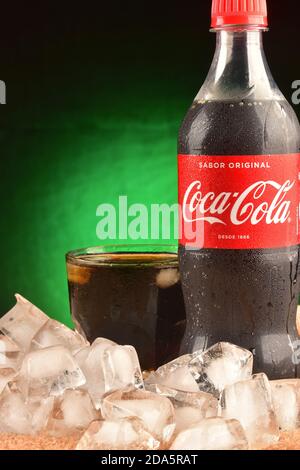 Coca Cola Getränk auf einem Glas und Flasche in der Nähe Stockfoto