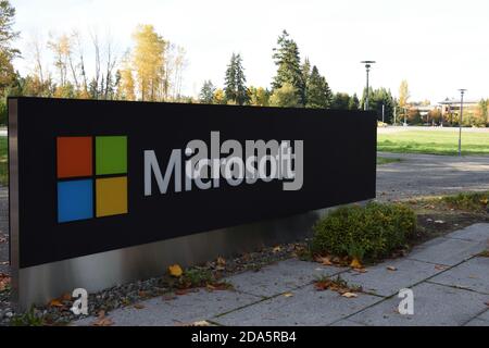 Großes Microsoft-Schild auf der Straße neben dem Hauptsitz von Redwest in Redmond, Washington, USA. Speicherplatz kopieren. Stockfoto