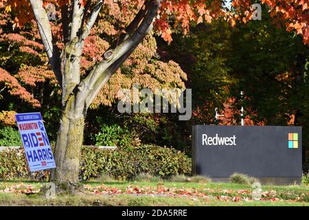 Microsoft-Schild am Eingang des Redwest Headquarters Campus in Redmond, Washington, USA. Biden Harris Democrats politisches Zeichen im Vordergrund. Stockfoto