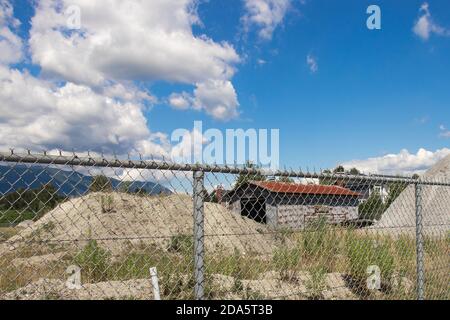 Port Coquitlam, Kanada - Juli 13,2020: Verlassene Scheune auf Robert William 'Willy' Pickton's (kanadischer Serienmörder) Grundstück (Farm) umgeben Stockfoto