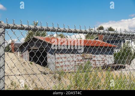 Port Coquitlam, Kanada - Juli 13,2020: Verlassene Scheune auf Robert William 'Willy' Pickton's (kanadischer Serienmörder) Grundstück (Farm) umgeben Stockfoto