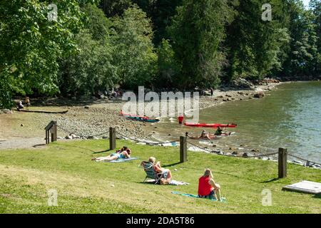 Belcarra, Kanada - Juli 13,2020: Belcarra Regional Park voller Menschen an sonnigen Tagen Stockfoto