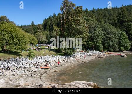 Belcarra, Kanada - Juli 13,2020: Belcarra Regional Park voller Menschen an sonnigen Tagen Stockfoto