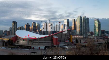 Scotiabank Saddledome vor der Calgary Skyline, Alberta Kanada Stockfoto