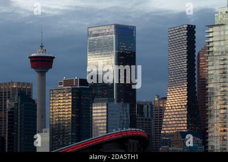 Calgary Tower, Brookfield Place und Telus Sky in der Calgary Skyline, Alberta, Kanada Stockfoto