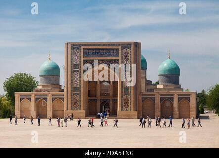 Blick auf die Barak Khan Madrasah des Khast Imam Komplexes im Sommer. Taschkent. Usbekistan. April 29 2019. Stockfoto