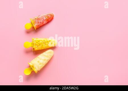 Verschiedene Gemüseeis auf farbigem Hintergrund Stockfoto