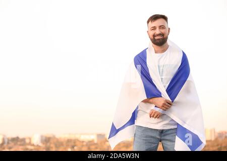 Mann mit der Flagge Israels im Freien Stockfoto