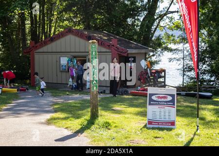 Belcarra, Kanada - Juli 13,2020: Ansicht der Informationen Panzerschild 'Belcarra Paddling Center' mit Mietpreisen in Belcarra Regional Park Stockfoto