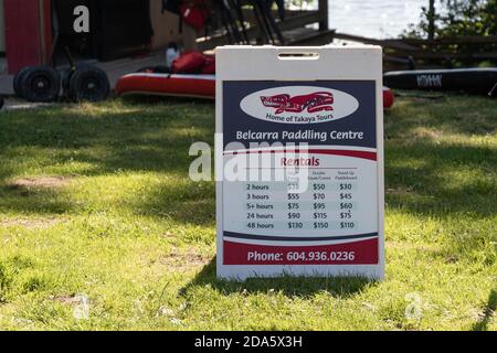 Belcarra, Kanada - Juli 13,2020: Ansicht der Informationen Panzerschild 'Belcarra Paddling Center' mit Mietpreisen in Belcarra Regional Park Stockfoto