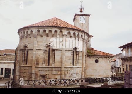 ALLARIZ,ORENSE PROVINZ (OURENSE),GALICIEN,SPANIEN-NOVEMBER,06,2020:Santiago oder Jakobus Kirche von Allariz in der Nähe Plaza Maior oder Hauptplatz Stockfoto