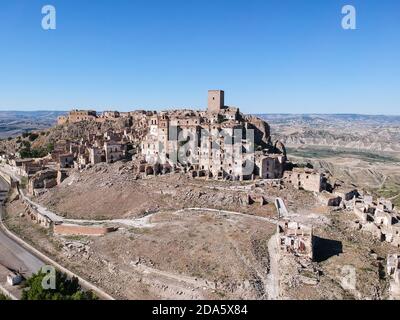 Luftaufnahme einer geheimnisvollen Geisterstadt. Craco, Italien. Stockfoto