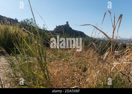 Blick auf eine geheimnisvolle Geisterstadt, in der Ferne, von den Spitzen des Feldes (selektiver Fokus). Craco, Italien. Stockfoto