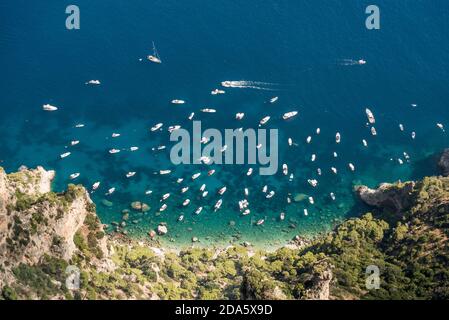 Blick von der Spitze der vielen kleinen Boote im Meer, an einem schönen sonnigen Sommertag. Capri Insel. Stockfoto