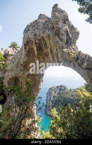 Blick auf natürlichen Felsbogen mit dem Meer im Hintergrund. Vertikaler Rahmen. Capri Island, Italien. Stockfoto