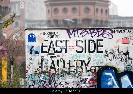 Berlin, Deutschland. November 2020. Der Schriftzug "East Side Gallery" an der ehemaligen Berliner Mauer als Teil der East Side Gallery an der Oberbaumbrücke. Quelle: Jens Kalaene/dpa-Zentralbild/ZB/dpa/Alamy Live News Stockfoto