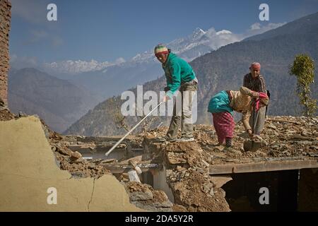 Rasuwa, Nepal, Januar 2016. Menschen, die an ihren Häusern arbeiten, die durch das Erdbeben im April 2015 zerstört wurden. Stockfoto