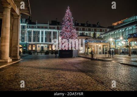 London, Großbritannien. November 2020. Blick auf die Covent Gardenís plaza mit ihrem Weihnachtsbaum. Kredit: SOPA Images Limited/Alamy Live Nachrichten Stockfoto