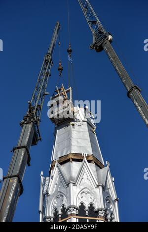 Reparatur des Kirchturm der Kirche Saint-Pie in Quebec, Kanada mit zwei Kranichen Stockfoto