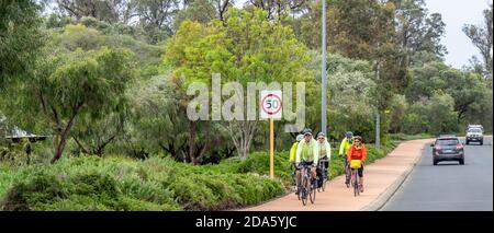 Touren Radfahrer Reisen im Urlaub mit Fahrrädern durch den Fish Park Dalyellup Bunbury Western Australia. Stockfoto