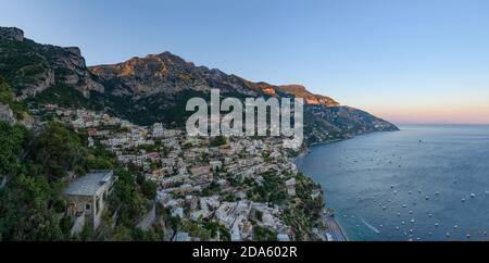 Panoramablick auf die Amalfiküste, mit Positano Küstendorf und Strand, Freizeitboote in einer Bucht und malerische Klippen von berühmten Wanderweg von Th Stockfoto