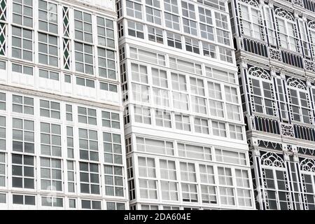 Niedriger Winkel von weißen Fassaden mit verglasten Balkonen an der Avenida de Marina, A Coruña, Galicien Stockfoto