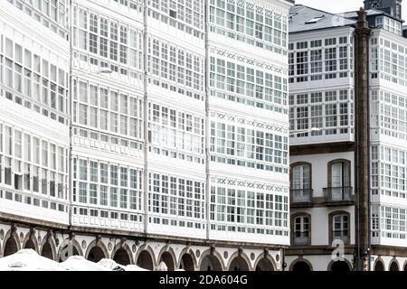 Niedriger Winkel von weißen Fassaden mit verglasten Balkonen an der Avenida de Marina, A Coruña, Galicien Stockfoto