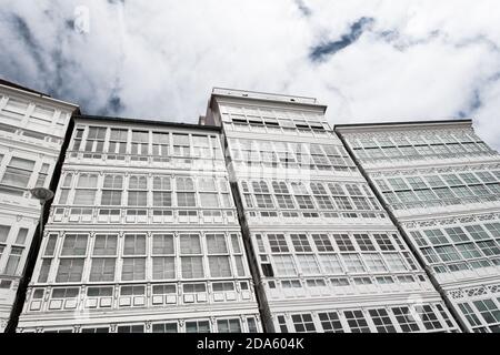 Niedriger Winkel von weißen Fassaden mit verglasten Balkonen an der Avenida de Marina, A Coruña, Galicien Stockfoto