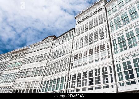 Niedriger Winkel von weißen Fassaden mit verglasten Balkonen an der Avenida de Marina, A Coruña, Galicien Stockfoto