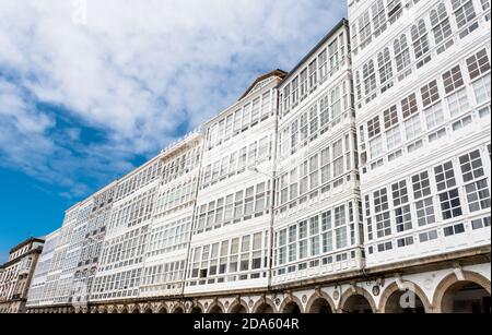 Niedriger Winkel von weißen Fassaden mit verglasten Balkonen an der Avenida de Marina, A Coruña, Galicien Stockfoto