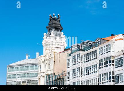 Niedriger Winkel von weißen Fassaden mit verglasten Balkonen an der Avenida de Marina, A Coruña, Galicien Stockfoto