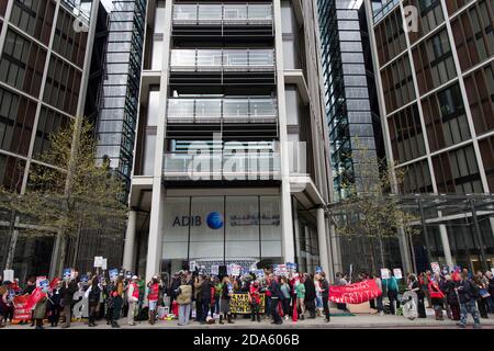 Protest zum ersten Jahrestag der "Bedroom Tax" vor dem Hyde Park, einer der teuersten Wohnheime Londons. Das Wohlfahrtsreform-Gesetz 2012, das am 1. April 2013 in Kraft trat, beinhaltete Änderungen der Wohngeld-Regeln. Diese Änderungen umfassen eine "Unterbelegung Strafe", die die Höhe der Leistung an Kläger gezahlt reduziert, wenn sie als zu viel Wohnraum in der Immobilie, die sie Anspruch Wohngeld auf haben, diese geändert wurde bekannt als die "Schlafzimmer Steuer". One Hyde Park, Knightsbridge, London, Großbritannien. April 2014 Stockfoto