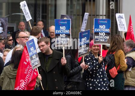 Protest zum ersten Jahrestag der "Bedroom Tax" vor dem Hyde Park, einer der teuersten Wohnheime Londons. Das Wohlfahrtsreform-Gesetz 2012, das am 1. April 2013 in Kraft trat, beinhaltete Änderungen der Wohngeld-Regeln. Diese Änderungen umfassen eine "Unterbelegung Strafe", die die Höhe der Leistung an Kläger gezahlt reduziert, wenn sie als zu viel Wohnraum in der Immobilie, die sie Anspruch Wohngeld auf haben, diese geändert wurde bekannt als die "Schlafzimmer Steuer". One Hyde Park, Knightsbridge, London, Großbritannien. April 2014 Stockfoto