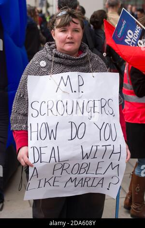 Protest zum ersten Jahrestag der "Bedroom Tax" vor dem Hyde Park, einer der teuersten Wohnheime Londons. Das Wohlfahrtsreform-Gesetz 2012, das am 1. April 2013 in Kraft trat, beinhaltete Änderungen der Wohngeld-Regeln. Diese Änderungen umfassen eine "Unterbelegung Strafe", die die Höhe der Leistung an Kläger gezahlt reduziert, wenn sie als zu viel Wohnraum in der Immobilie, die sie Anspruch Wohngeld auf haben, diese geändert wurde bekannt als die "Schlafzimmer Steuer". One Hyde Park, Knightsbridge, London, Großbritannien. April 2014 Stockfoto